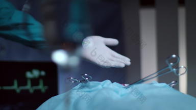 外科医生操作手护士给手术刀外科医生手手术操作
